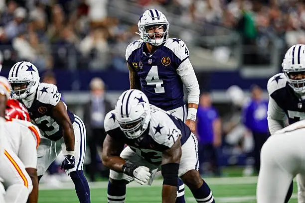 arlington-tx-dallas-cowboys-quarterback-dak-prescott-looks-over-the-defensive-line-during-the934520