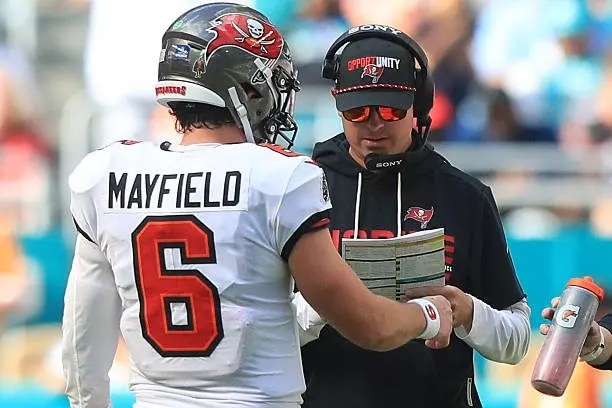 miami-gardens-fl-tampa-bay-buccaneers-quarterback-baker-mayfield-talks-with-offensive385990