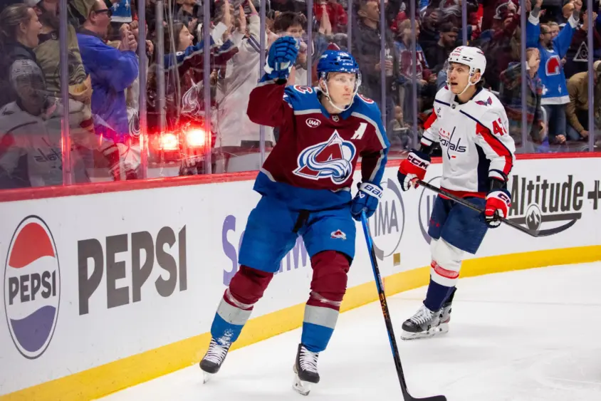 nathan-mackinnon-scaled250764