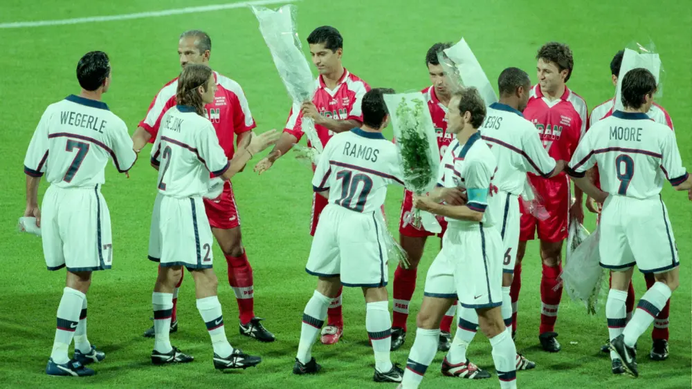 17715909789923345318