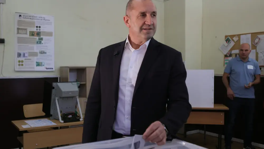 17766145941838432560