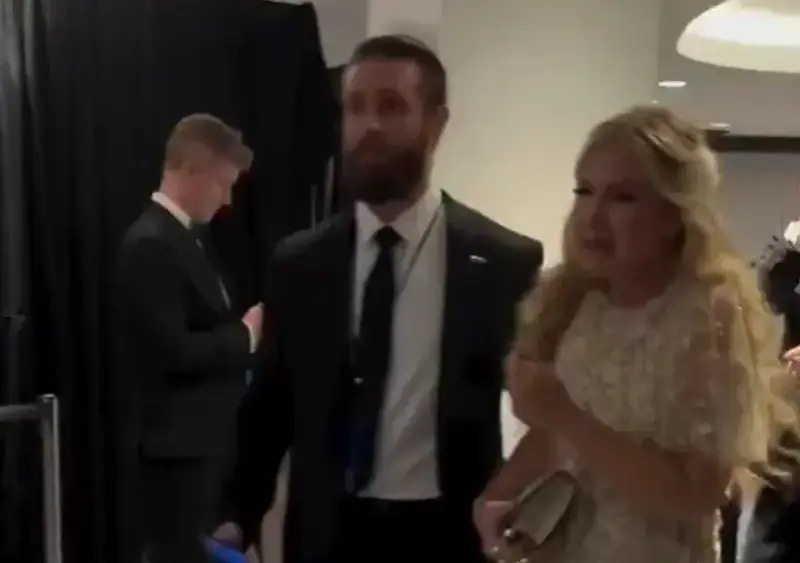 17772102396239401937