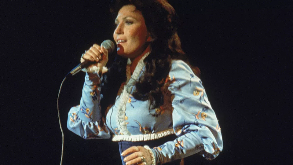 loretta-lynn-cma-entertainer-of-the-year-2