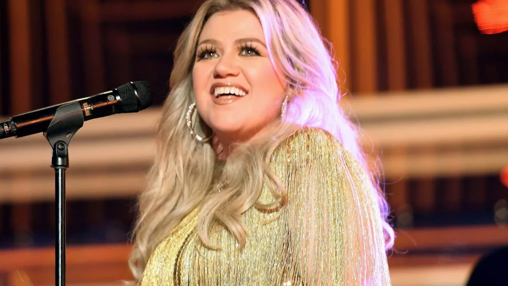 attachment-kellyclarkson2-4