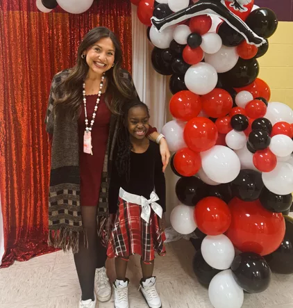 emily-gilreath-poses-with-student-682511749d1ab899098