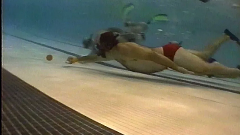underwater-hockey-00-01-08-06-still001-684c85e29bb37927917