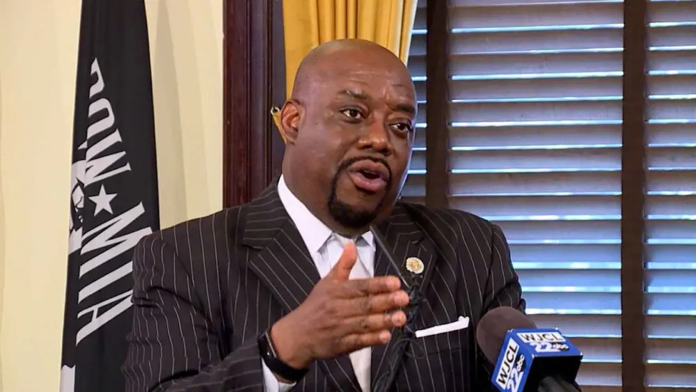 mayor-van-johnson-presser-mxf-00-18-46-37-still001-1651011563146265