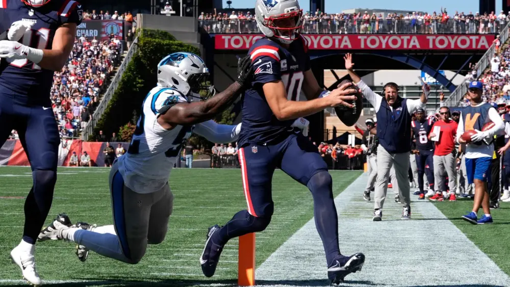 new-england-patriots-quarterback-drake-maye-scores-a-touchdown-against-the-carolina-panthers-68da06d27ff03157338