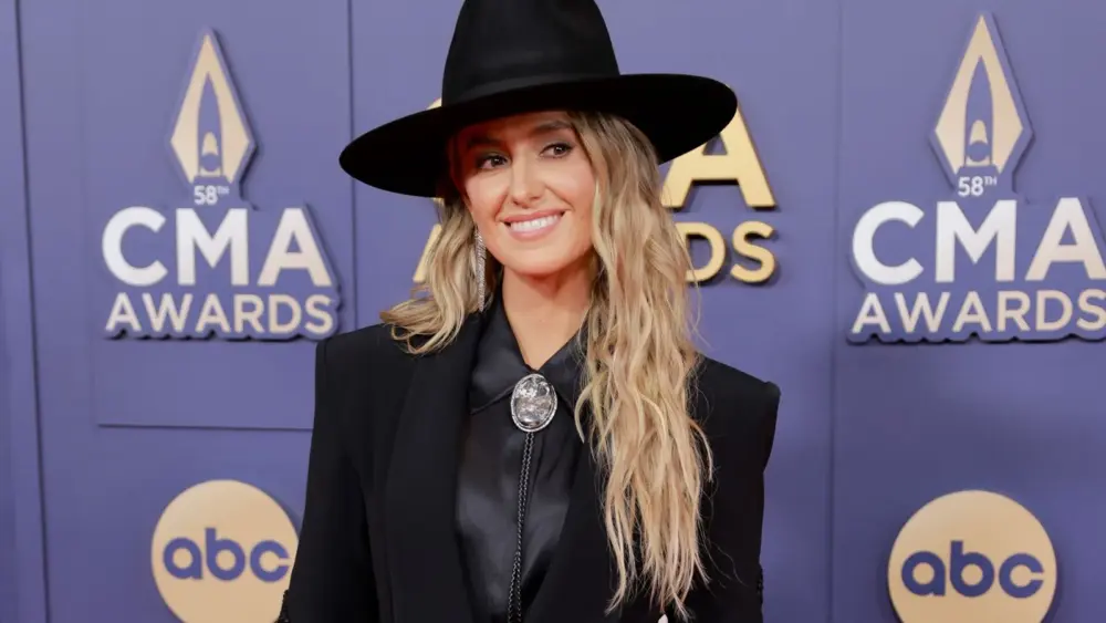 attachment-lainey-wilson-cma-awrds-host-2025