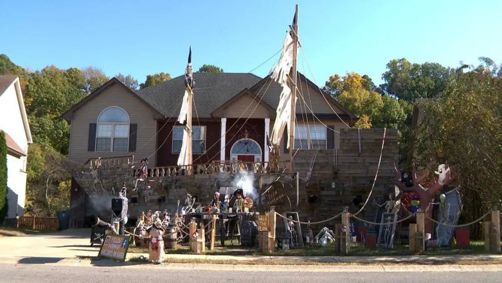 wtvfpirateshiphalloween100525resized-jpg-68e451c3d4327408329