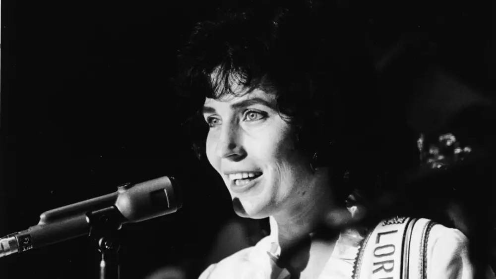 loretta-lynn-debut-grand-ole-opry-2