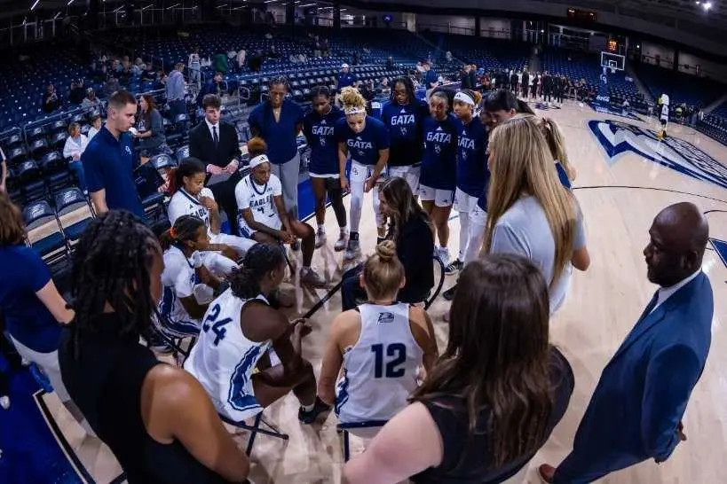 georgia-southern-women-s-basketball-gathers-for-a-team-huddle-during-their-2025-26-season-opener-against-central-michigan-6909786e0e867295916