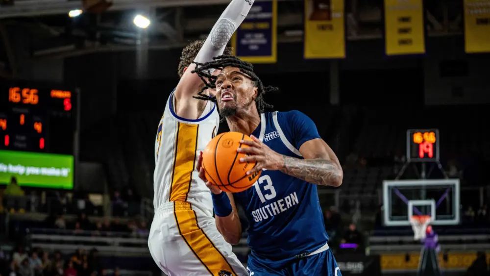 georgia-southern-senior-alden-applewhite-drives-towards-the-basket-against-ecu-in-his-debut-for-the-eagles-690ac047d9ad7937669