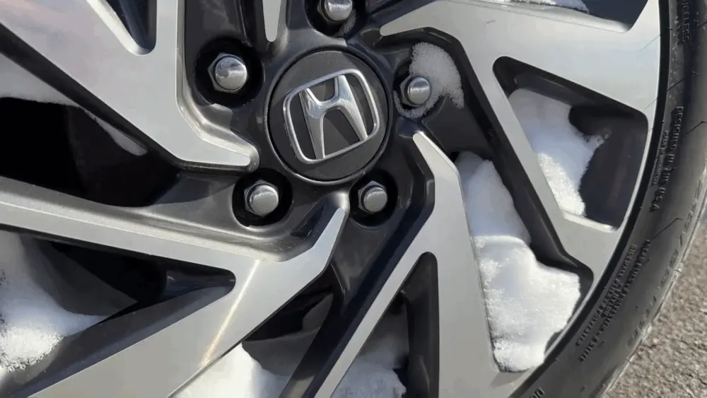 tire-with-snow-697a88378f714398533