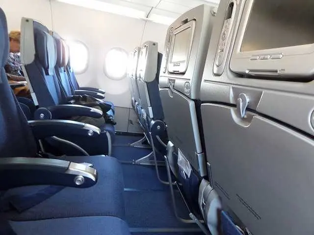 airplane-legroom-flickr-1501359198443077