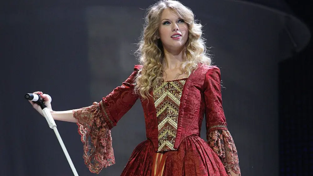 taylor-swift-headlining-fearless-tour-2