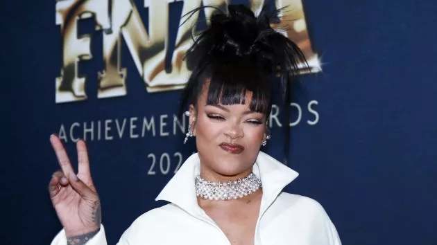 getty_rihannapeacesign_122024142666