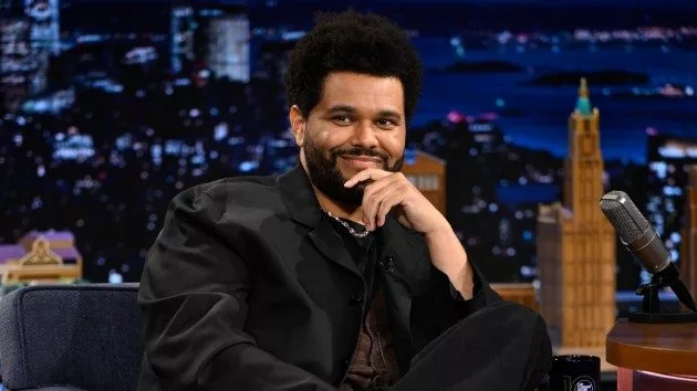 m_theweekndsmilingonfallon_toddowyoung_051625773789