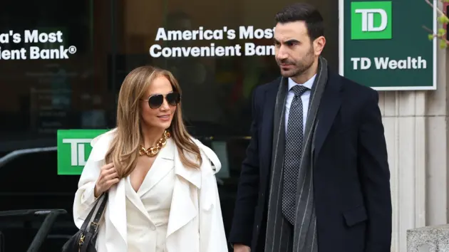 getty_jenniferlopezbrettgoldstein_101625189739