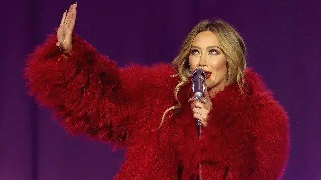 getty_hilaryduffarmup_022526711940