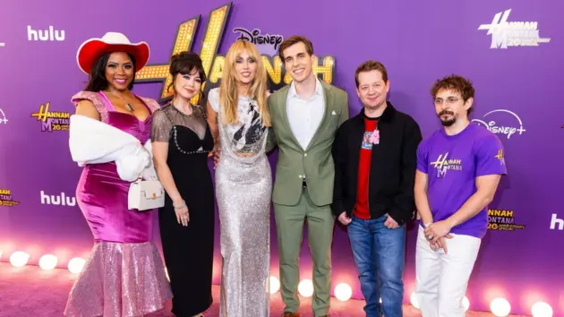 e_hannahmontana20thanniversary_032426446303