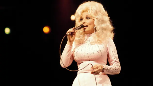 getty_dollyparton_0825262028129611768