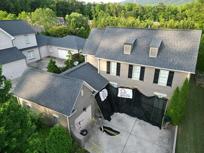 alabama-roofing-professionals-setting-up-for-a-job