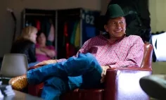 george-strait-relaxed-red-chair-2014-1k