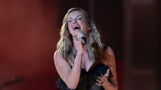 m_carlypearce2023cmaawardsperformancedisneyfrankmicelotta333870