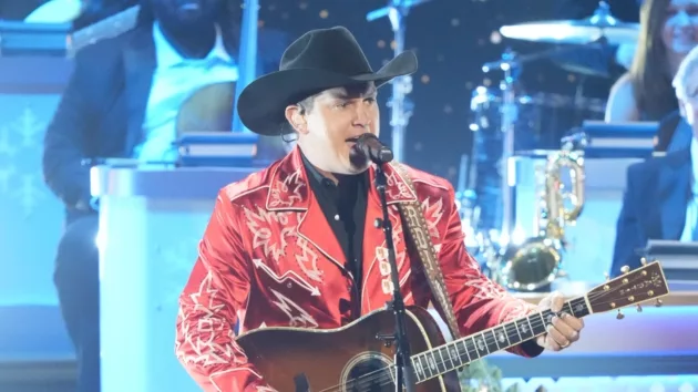 m_jonpardi2023cmacountrychristmasperformancedisneylarrymccormack660608