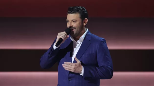 m_chrisyoung2023cmaawardsdisneyfrankmicelotta394289