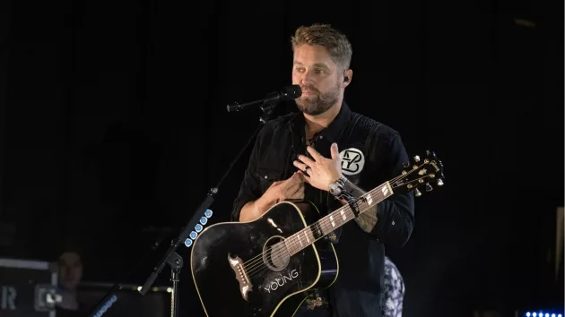 g_brettyoungblackshirtguitar807659