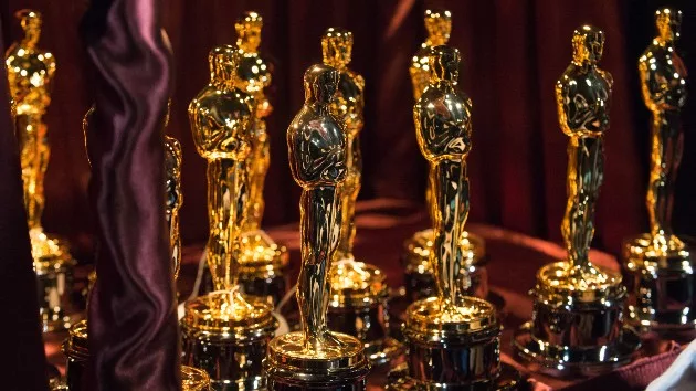 e_oscar_statues_03102023168700