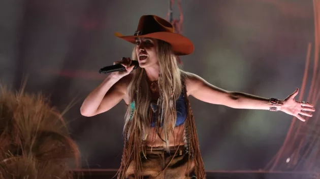 m_laineywilson2023cmaawardperformancedisneyfrankmicelotta789098