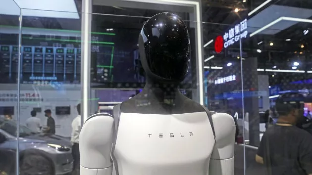 getty_tesla_bot_10142024514247