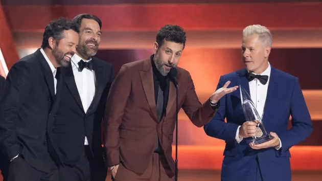 m_olddominon2024cmaawardsonstageawardsdisneyfrankmicelotta54398