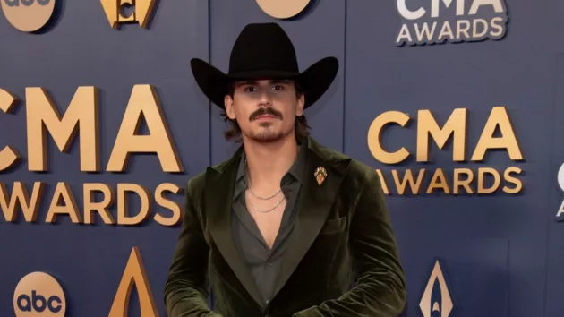 m_tuckerwetmore2024cmaawardsdisneyscottkirkland34286