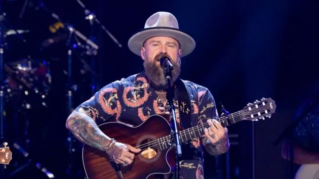 m_zacbrownband2023cmaawarddisneyfrankmicelotta96092