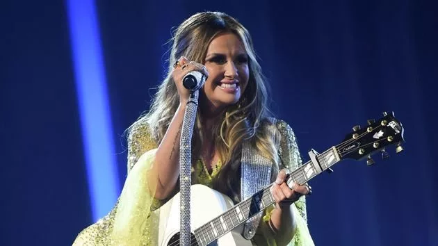 m_carlypearcecmaawards2022abc-1510535