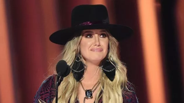 m_laineywilsoncmaawards2022acceptanceabc324097