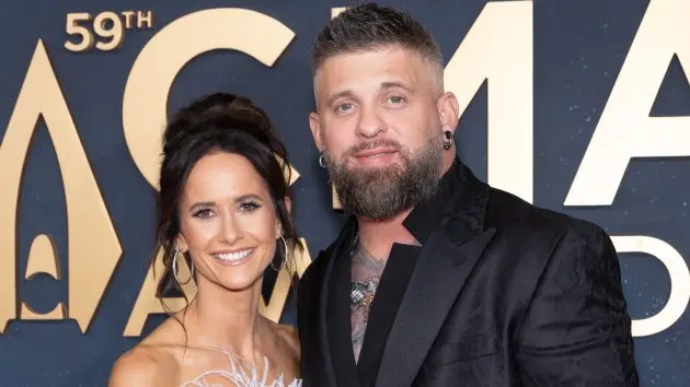 m_brantleygilbertwifecmaawards2025abc755976