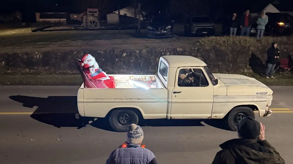 12-05-25-fredonia-christmas-parade-gallery-feature-pic