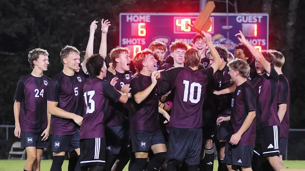 maroons-with-trophy754542