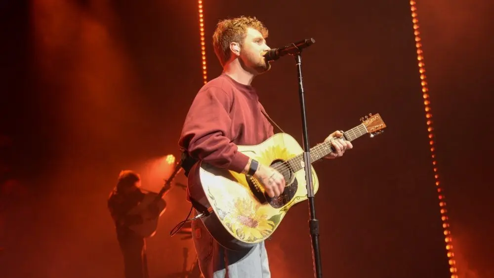Alex Warren performs in Hollywood^ Florida^ on October 8^ 2025. The performance was part of his Cheaper Than Therapy world tour.