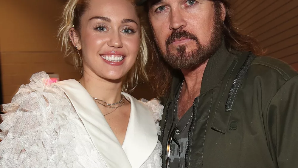 rs_1200x1200-241123153038-1200-miley-cyrus-billy-ray-cyrus-billboard-music-awards-2017-cjh-112324872346