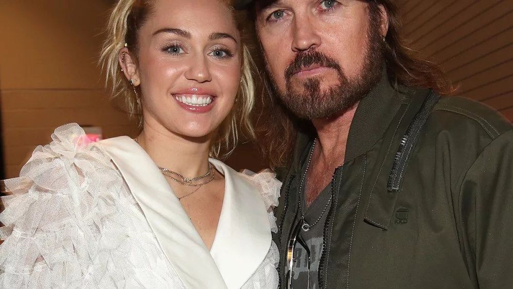 rs_1200x1200-241123153038-1200-miley-cyrus-billy-ray-cyrus-billboard-music-awards-2017-cjh-112324867479