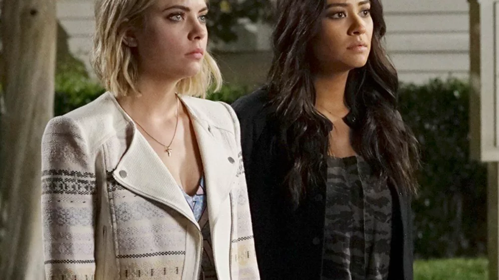 rs_1200x1200-201026085557-1200-pretty-little-liars-ashley-benson-shay-mitchell-outside-church-on-street-outside-season-1-2010-ch-102620221122
