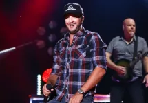 Luke Bryan performs at Nissan Stadium during the 2017 CMA Festival on June 8^ 2017 in Nashville^ Tennessee.