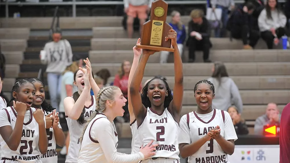 lady-maroons-get-trophy618740