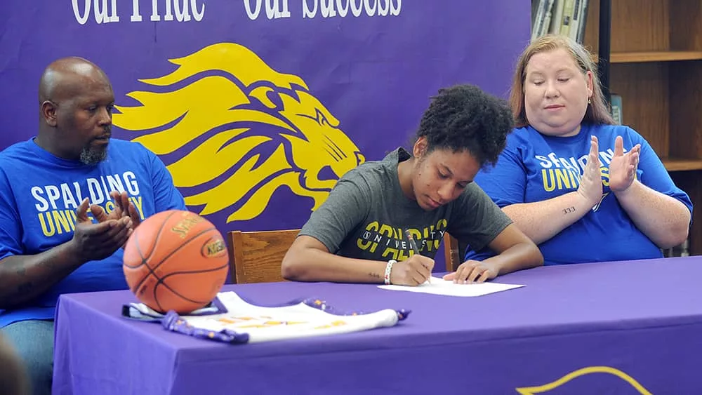 lexi-holland-signs115115